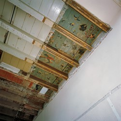 <p>Het vogeltjesplafond in de oorspronkelijke gang van Keizersgracht 530 is stilistisch te dateren tussen 1660-1680. [RCE 516.217]</p>
